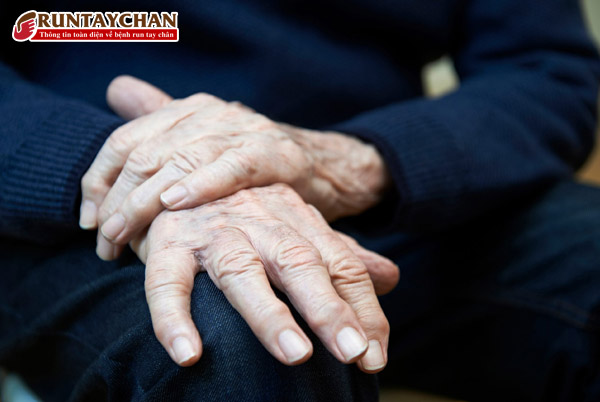 Nhận biết chứng run khi nghỉ điển hình ở bệnh Parkinson bằng cách đặt tay lên đùi trong tư thế thư giãn